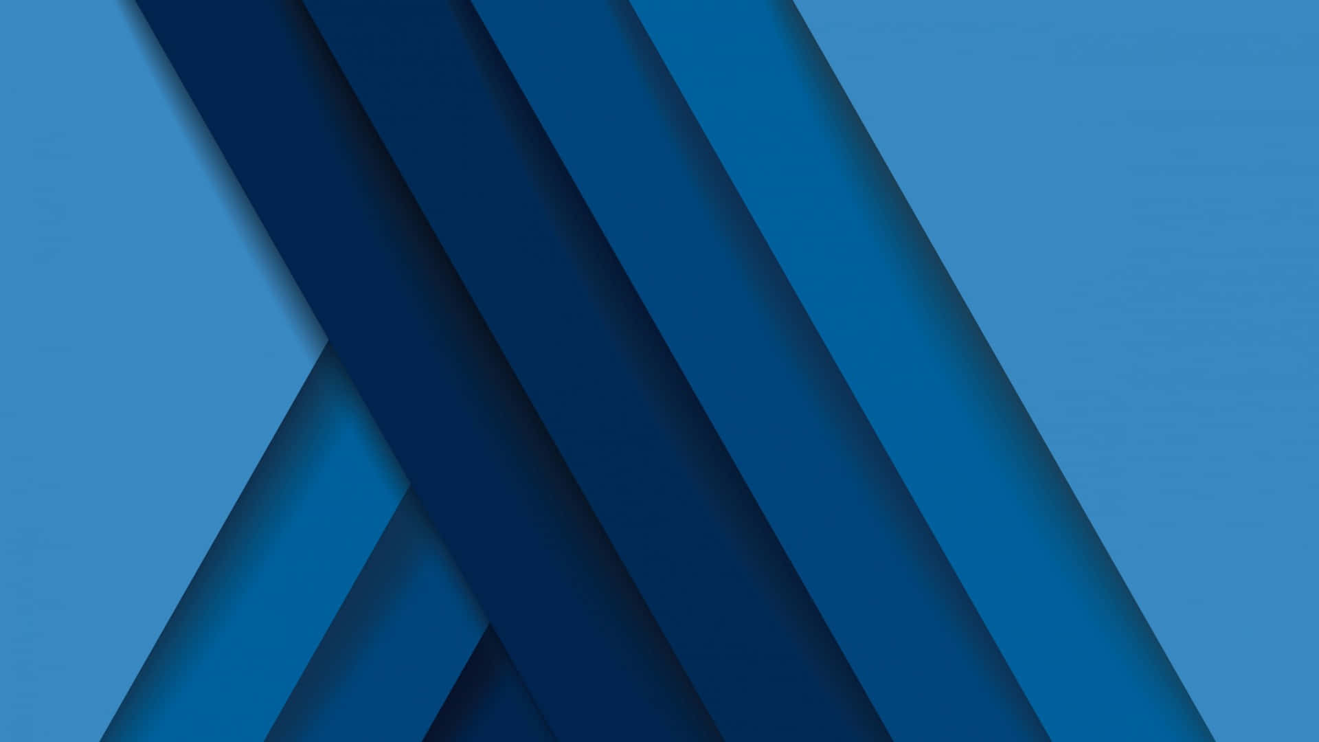 Material Design 桌布 壁紙 — 抽象幾何牆紙，帶有層疊的對角藍色條紋，營造深度和現代簡約風格。