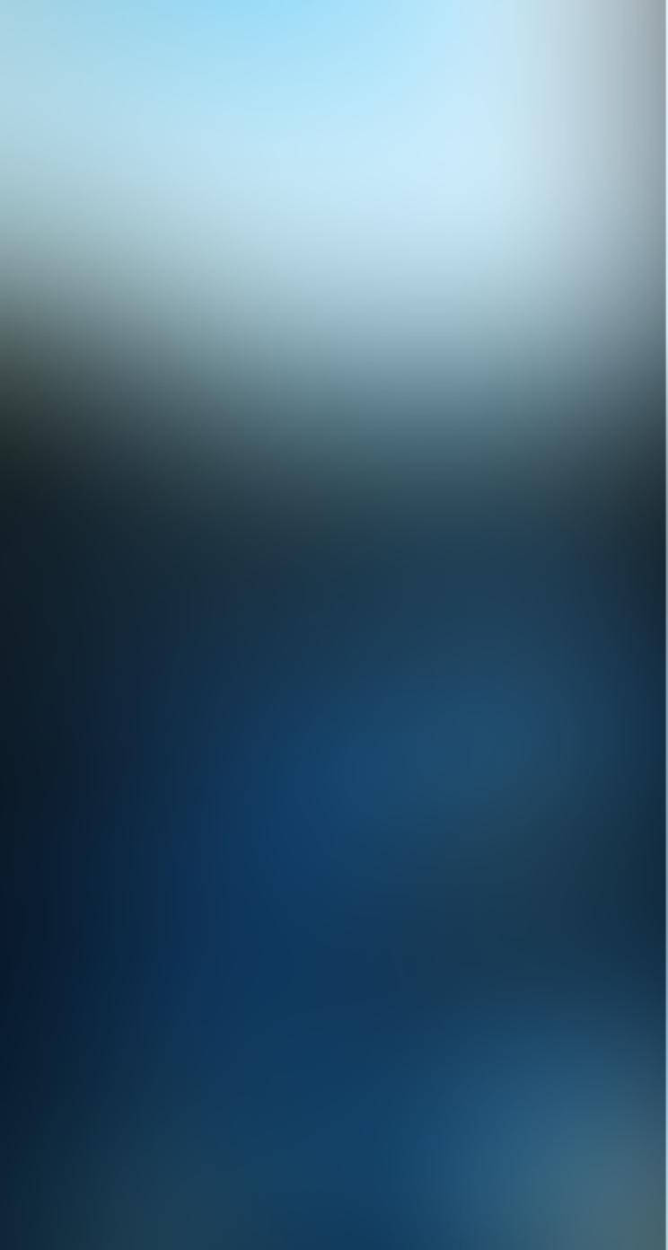 抽象模糊藍色 iPhone SE 壁紙 — 柔和藍色的寧靜漸變，從淺天藍色漸變至深海色調。