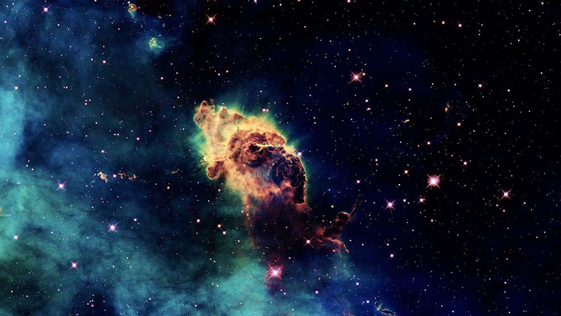 抽象橙藍色調全高清背景 壁紙 — 一個充滿活力的宇宙星雲，在佈滿星辰的黑暗太空背景下，散發著火橙色和藍綠色的光芒。