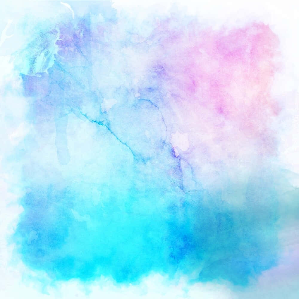 抽象水彩紋理 壁紙 — 柔和的水彩洗滌將藍綠色和粉紅紫色色調混合在白色紙張上，帶有細微紋理和滲色邊緣。