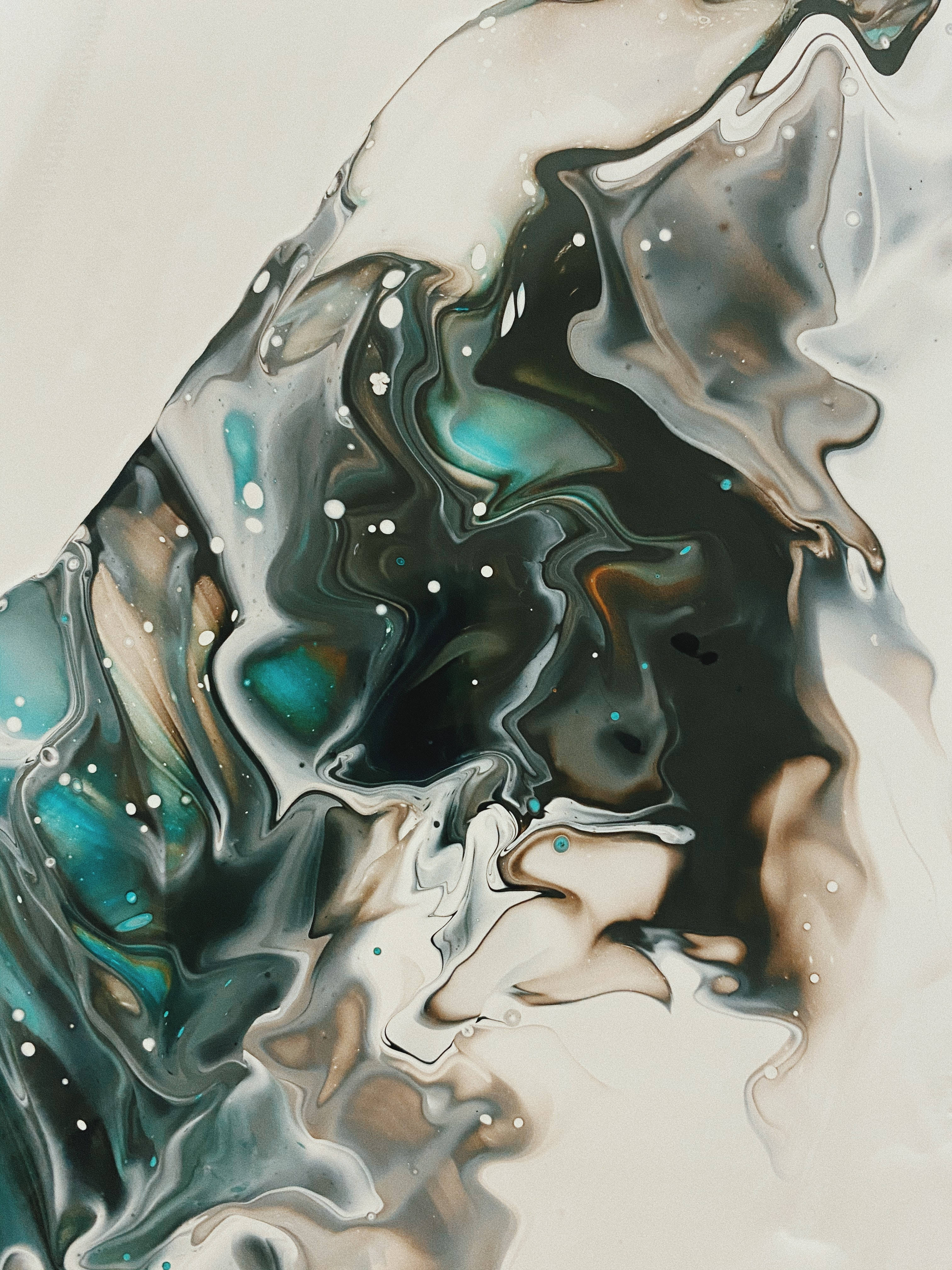 ripple 桌布 壁紙 — 抽象流體藝術，淺色背景上帶有旋轉的青色、黑色和米色以及白色斑點。