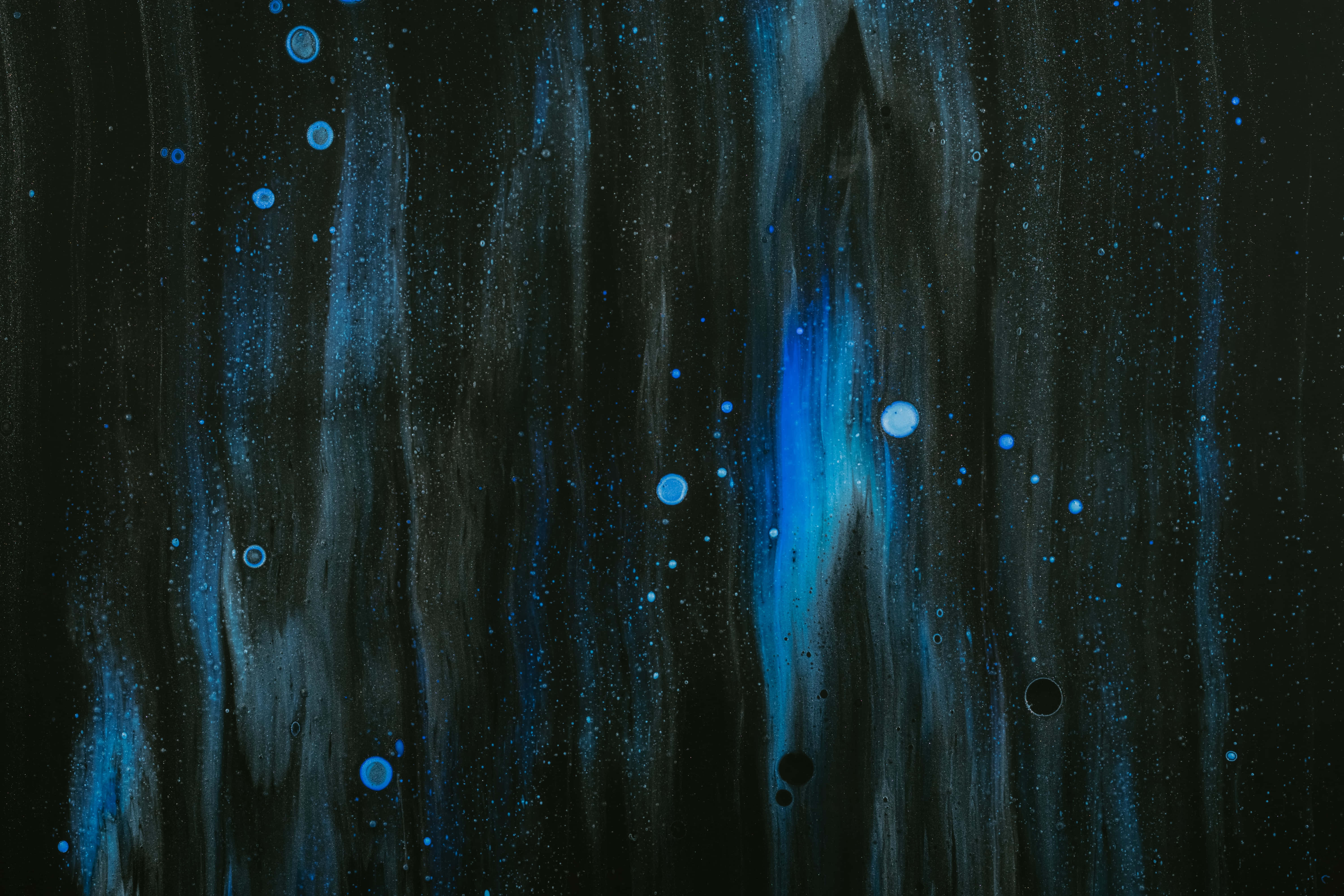 Space Art 桌布 壁紙 — 抽象深藍色和黑色紋理背景，帶有發光的圓形點綴和鮮豔的藍色油漆條紋。