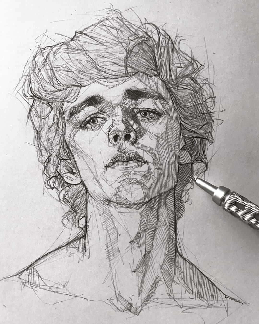 一幅鉛筆素描，描繪一位擁有捲髮和銳利眼神的年輕男子。