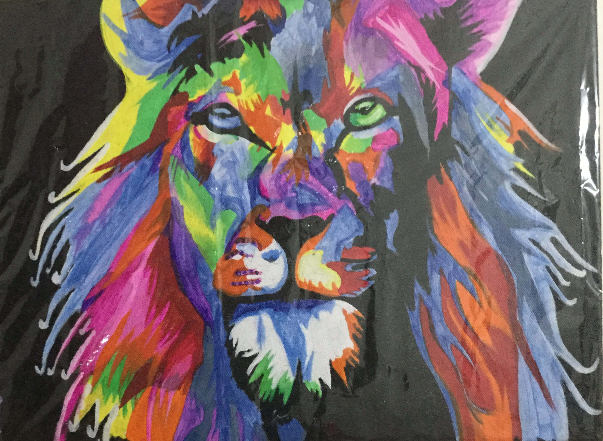 抽象畫中的色彩倒影 壁紙 — 一幅充滿活力的抽象畫，描繪獅子的臉，帶有彩虹色毛髮，背景為黑色。