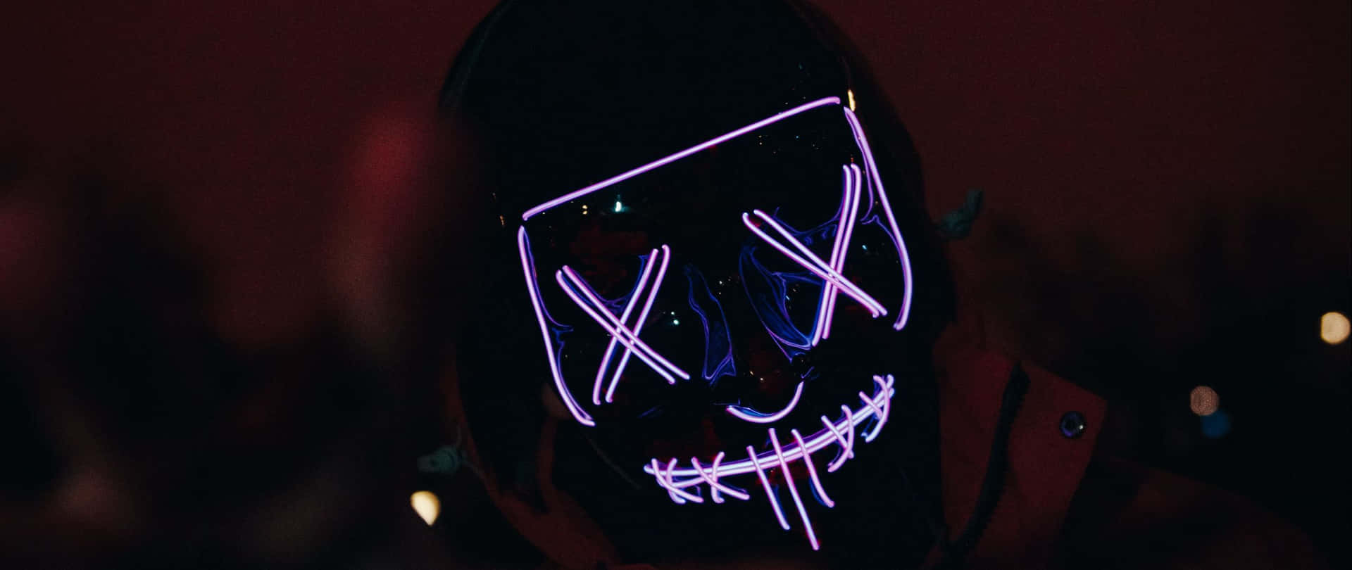 在夜間活動中佩戴發光LED面具的人。