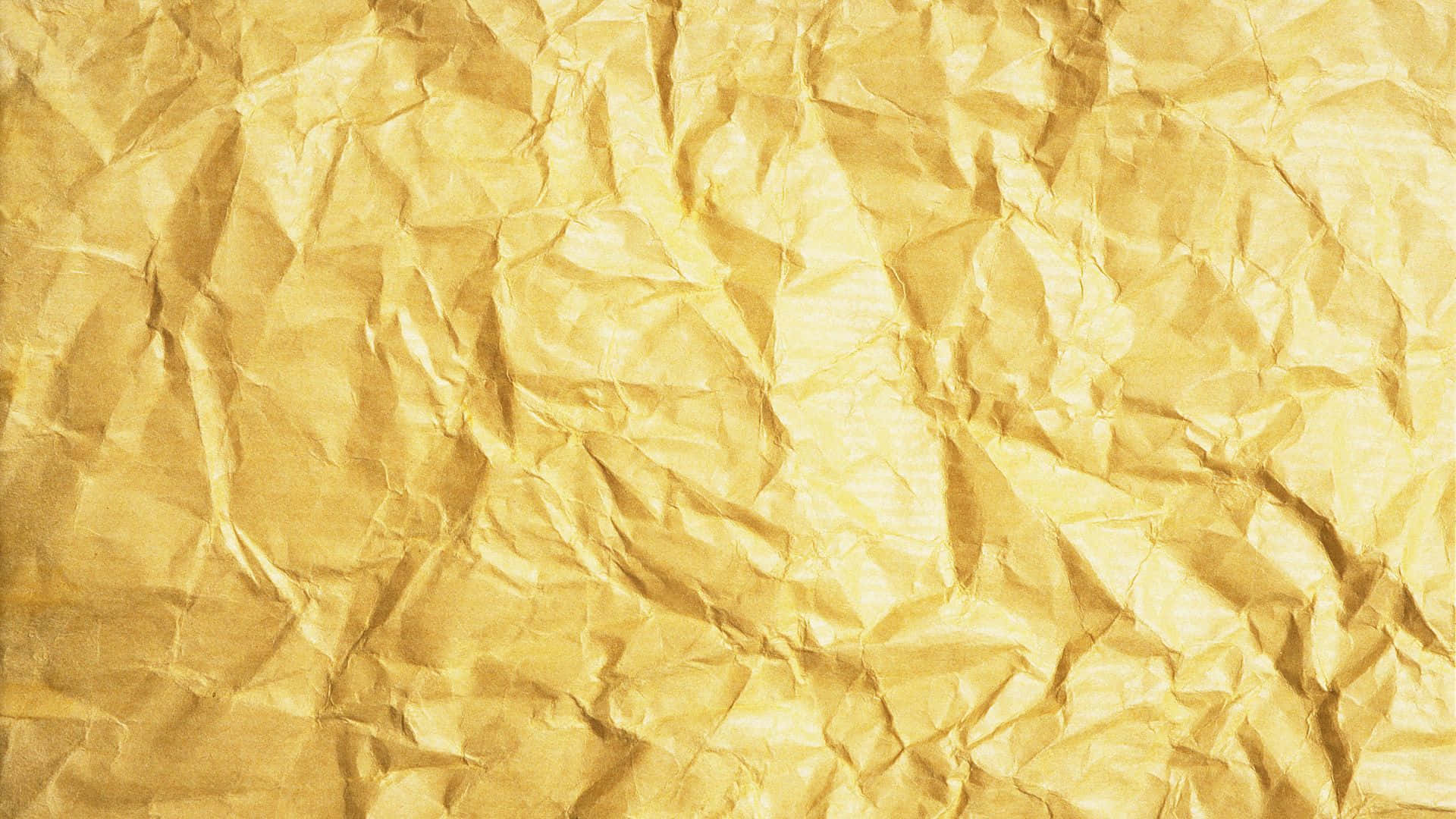 抽象紋理背景 – 大膽且鼓舞人心 壁紙 — 金色皺紙的特寫，帶有紋理摺痕和溫暖高光。