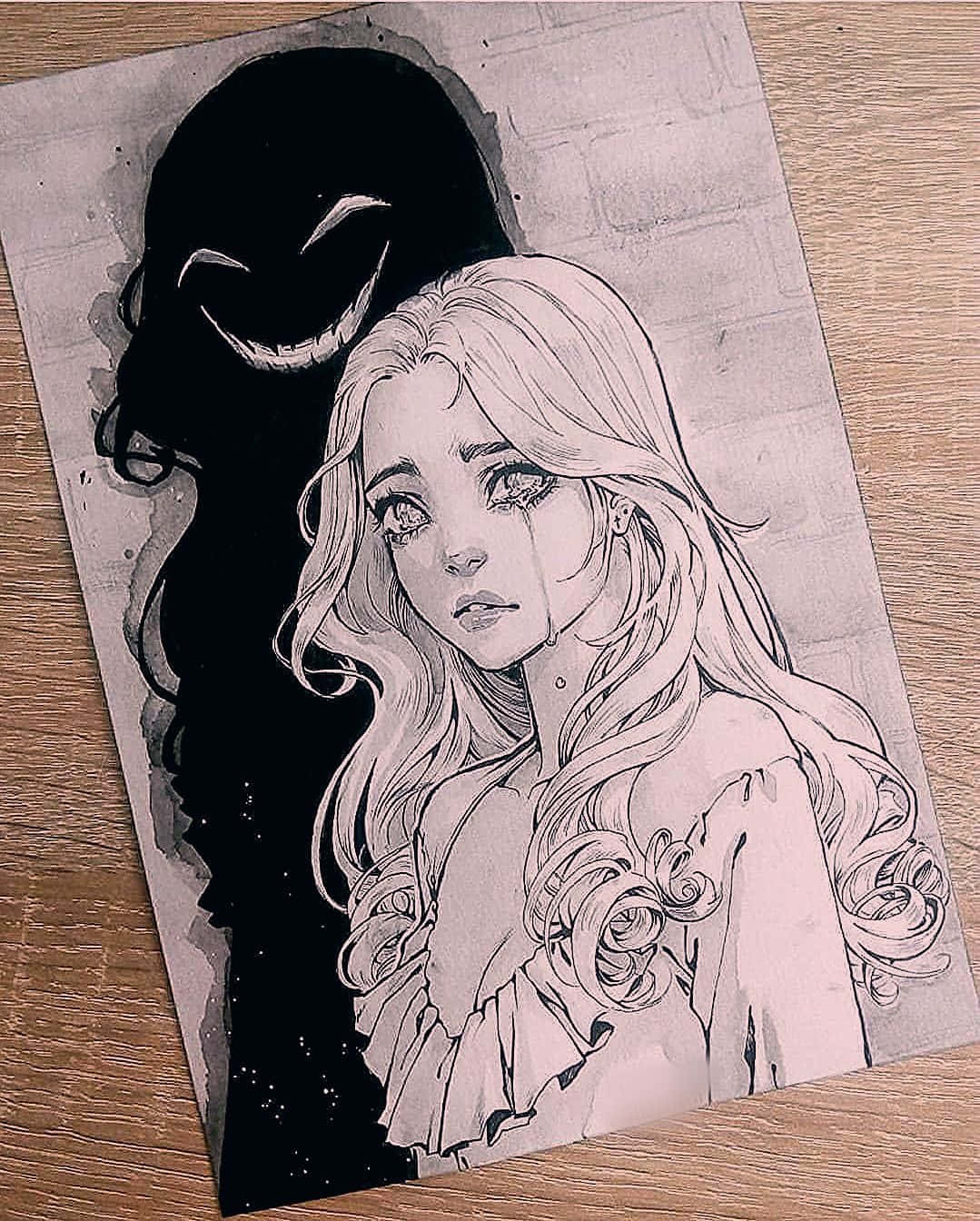 抽象美學繪畫 壁紙 — 一幅令人難忘的黑白插圖，描繪一個哭泣的女孩，身後磚牆上有一個陰險微笑的影子籠罩著她。