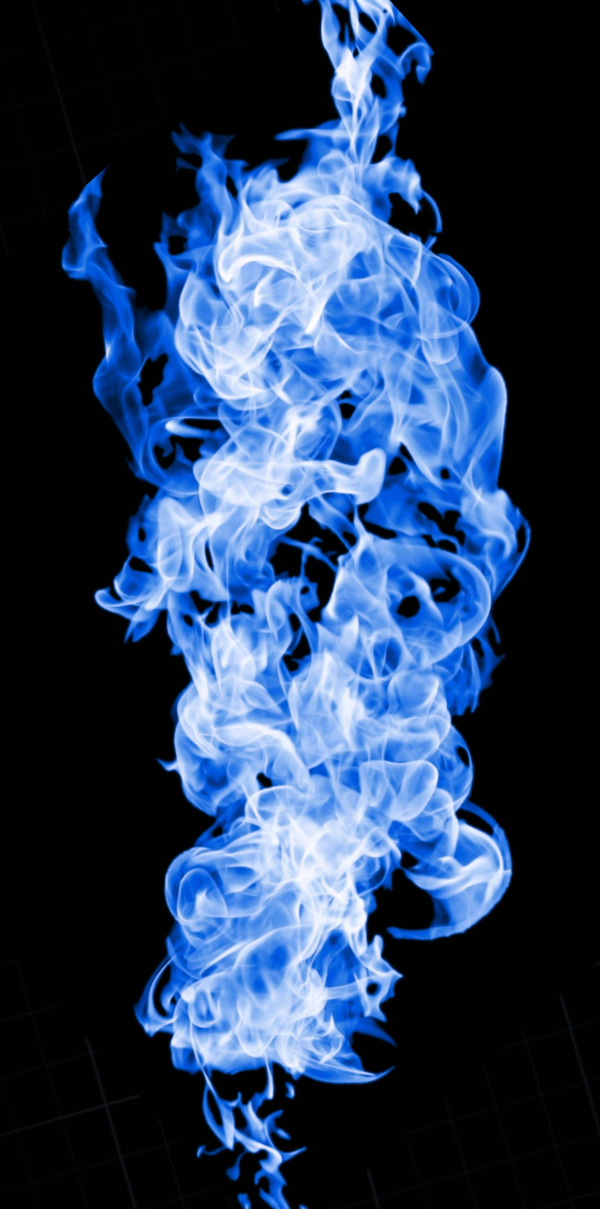 抽象藍焰 壁紙 — 充滿活力的藍色火焰在帶有微妙網格線的純黑色背景上扭曲並升騰。