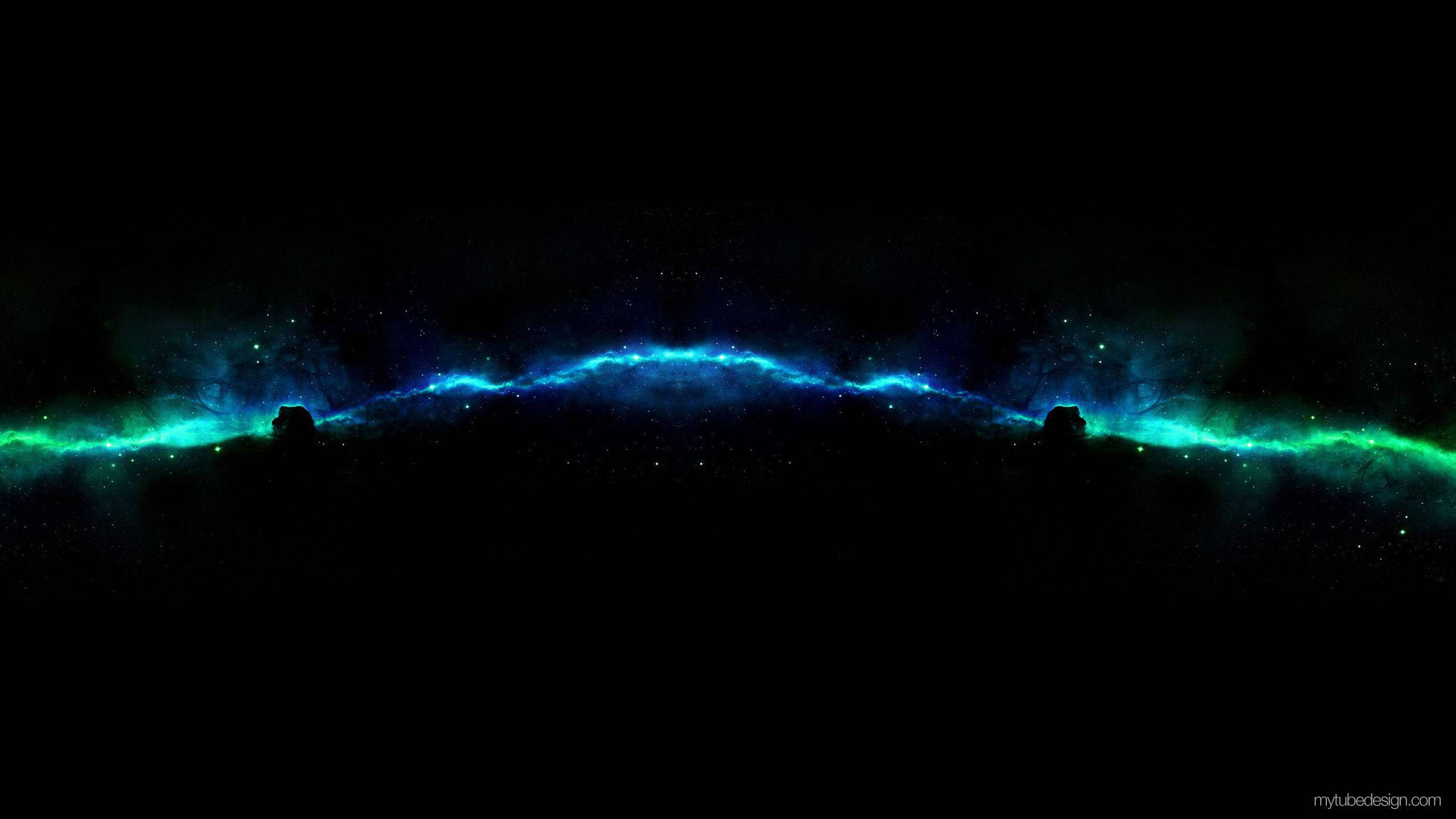 抽象藍色YouTube橫幅 壁紙 — 一個宇宙星雲，帶有發光的藍色和綠色波浪，橫跨佈滿星星的黑色虛空，底部有兩個黑色剪影。
