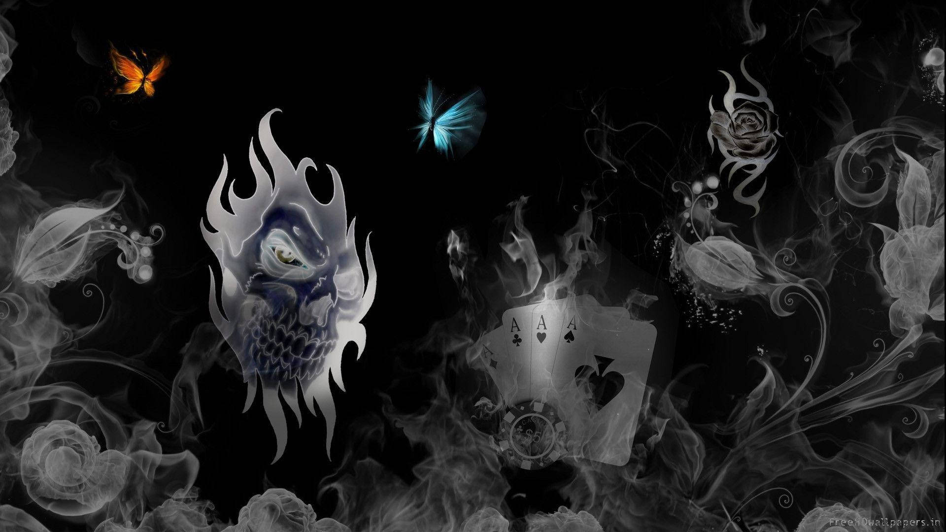 抽象藝術高清骷髏 壁紙 — 一個黑暗神秘的場景，有燃燒的頭骨、發光的蝴蝶和黑桃A在煙霧中旋轉，背景為黑色。