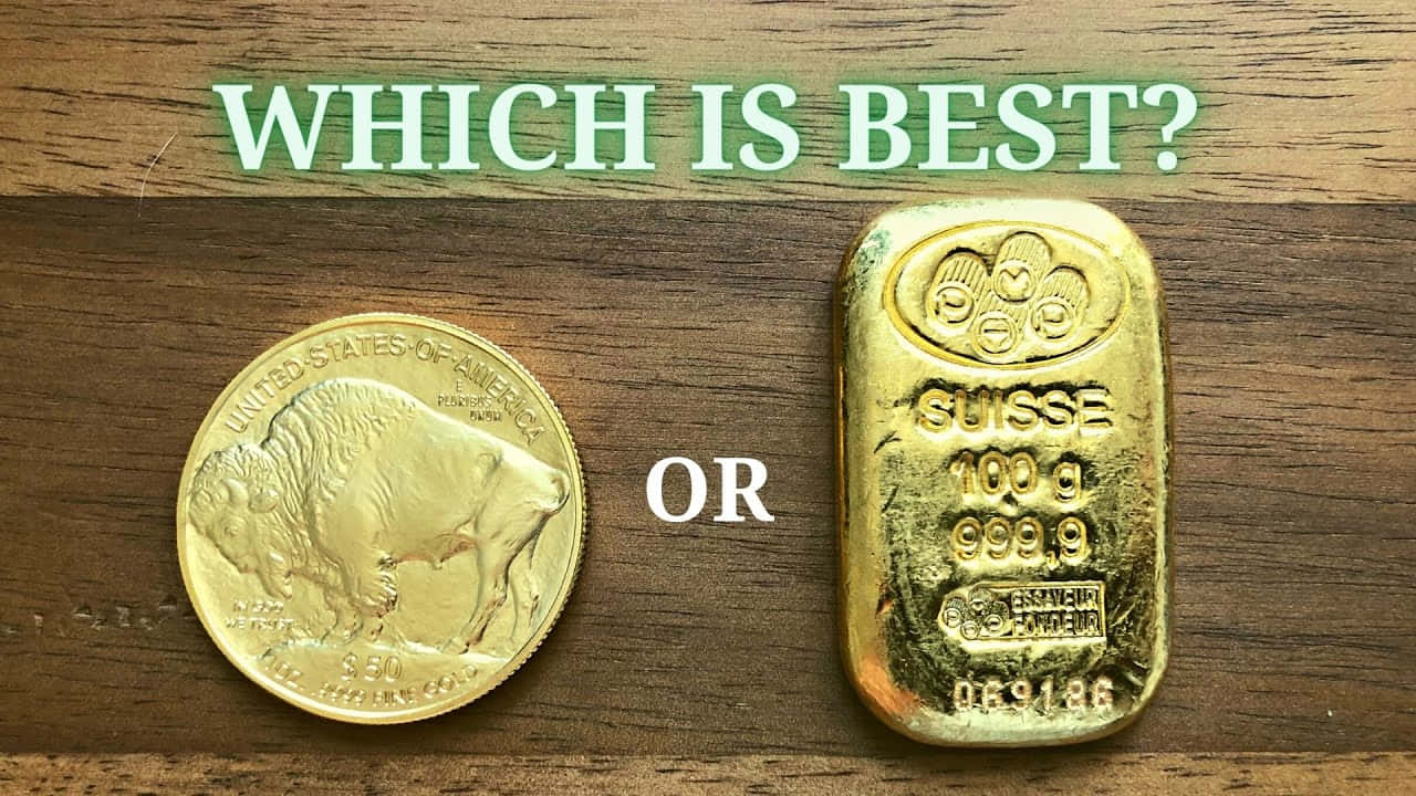 抽象金條圖像 壁紙 — 一枚金水牛幣和一條100克瑞士金條並排放置在木質表面上，附有文字詢問哪個最好。