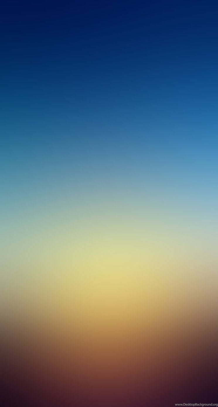 抽象陽光圖像 壁紙 — 寧靜的漸變天空從深藍色過渡到溫暖的黃色和紫色色調。