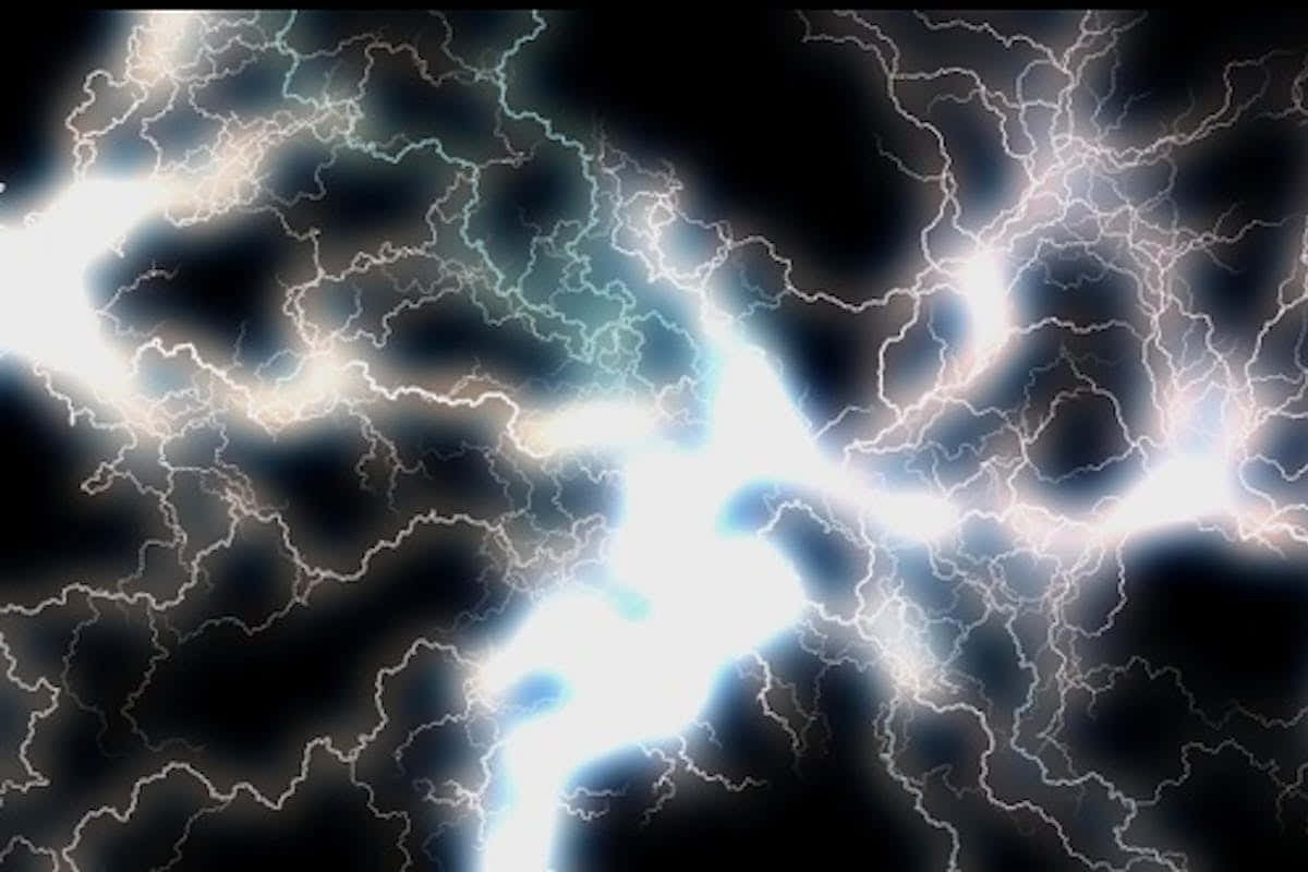 抽象電力設計 壁紙 — 強烈的白色和藍色閃電在黑暗的暴風雨天空中劈啪作響，呈現出戲劇性的電力展示。