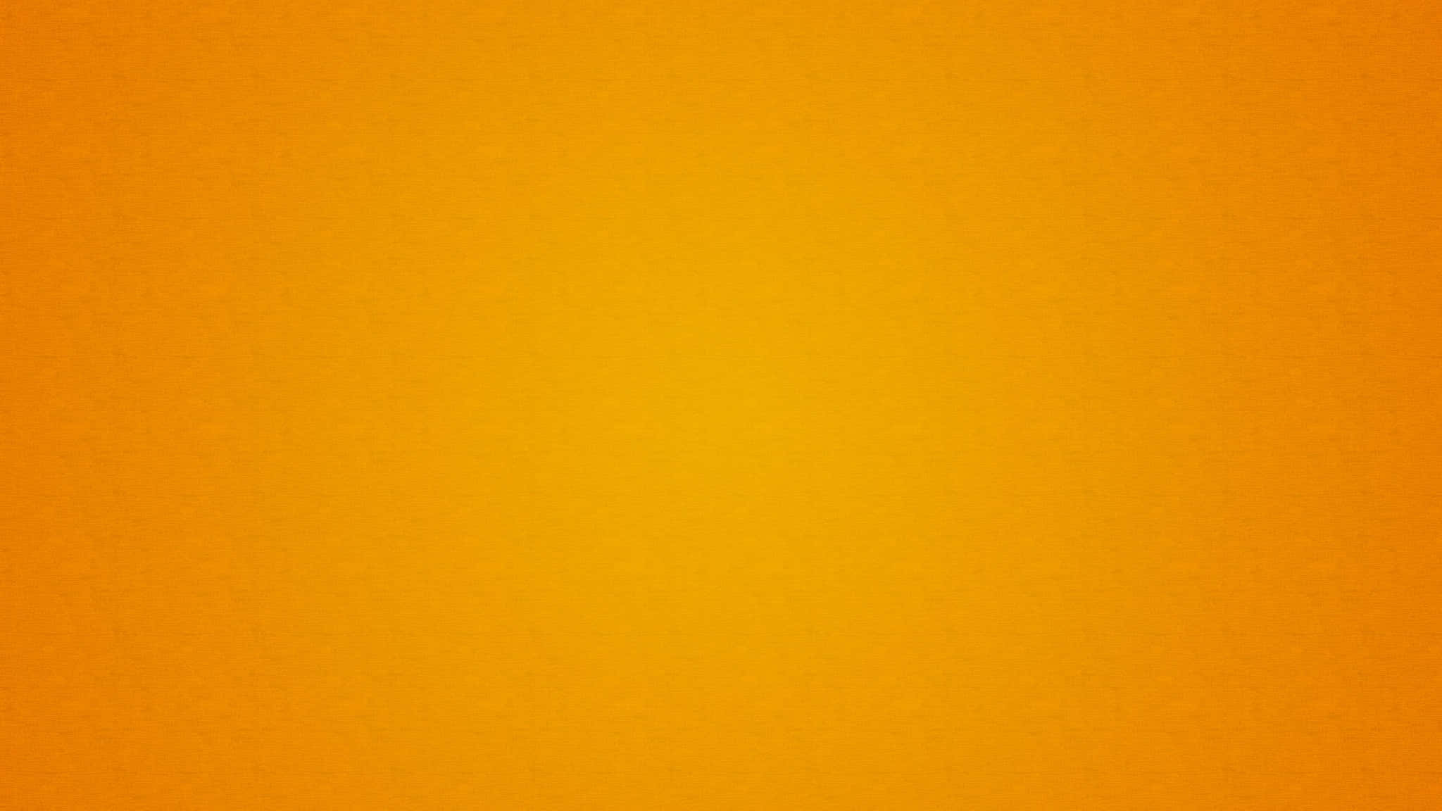 抽象黃色紋理背景 壁紙 — 在帶有紋理的布料表面上，從溫暖的橙色到黃色的平滑漸變。