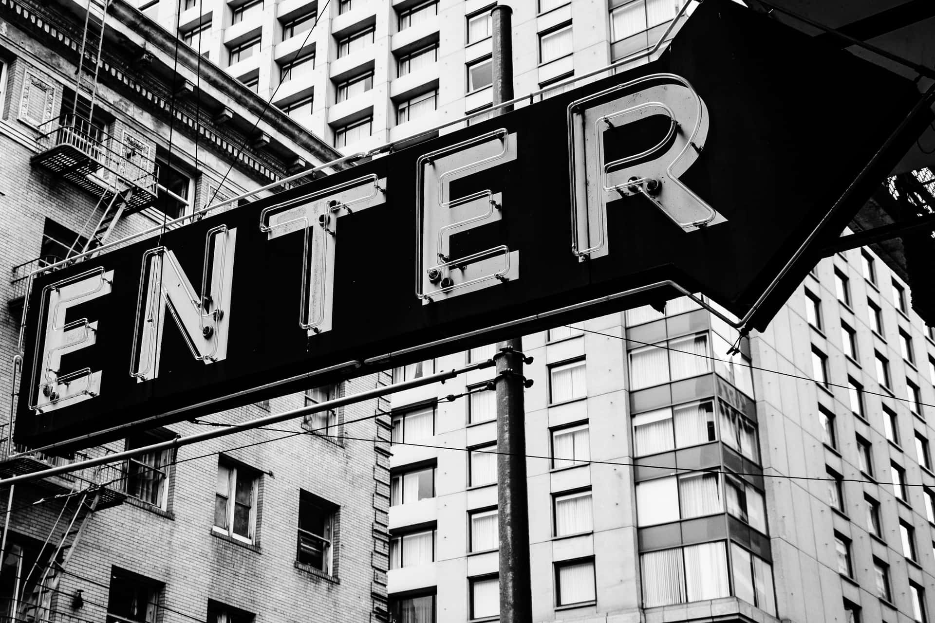 城市建築上方的黑白「ENTER」標誌及防火梯。
