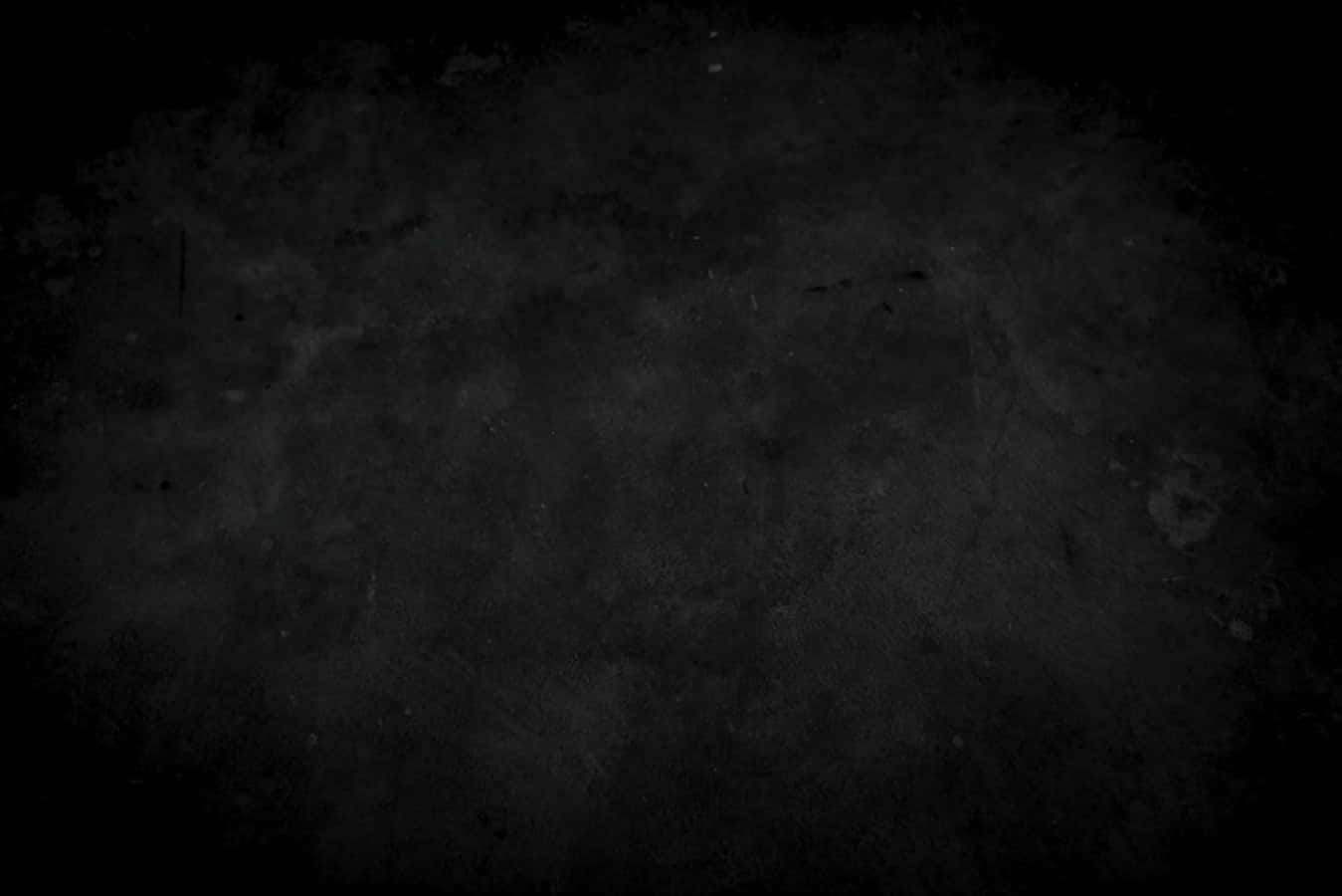 抽象龜裂黑色紋理圖 壁紙 — 帶有細微 grunge 瑕疵和褪色邊緣的深色紋理黑色背景。