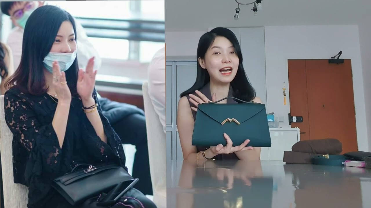 拆開優雅，擁抱Moynat手拿包 壁紙 — 一名身穿黑色蕾絲上衣的女子戴著口罩拍手，旁邊另一名女子在室內拿著青綠色手袋。
