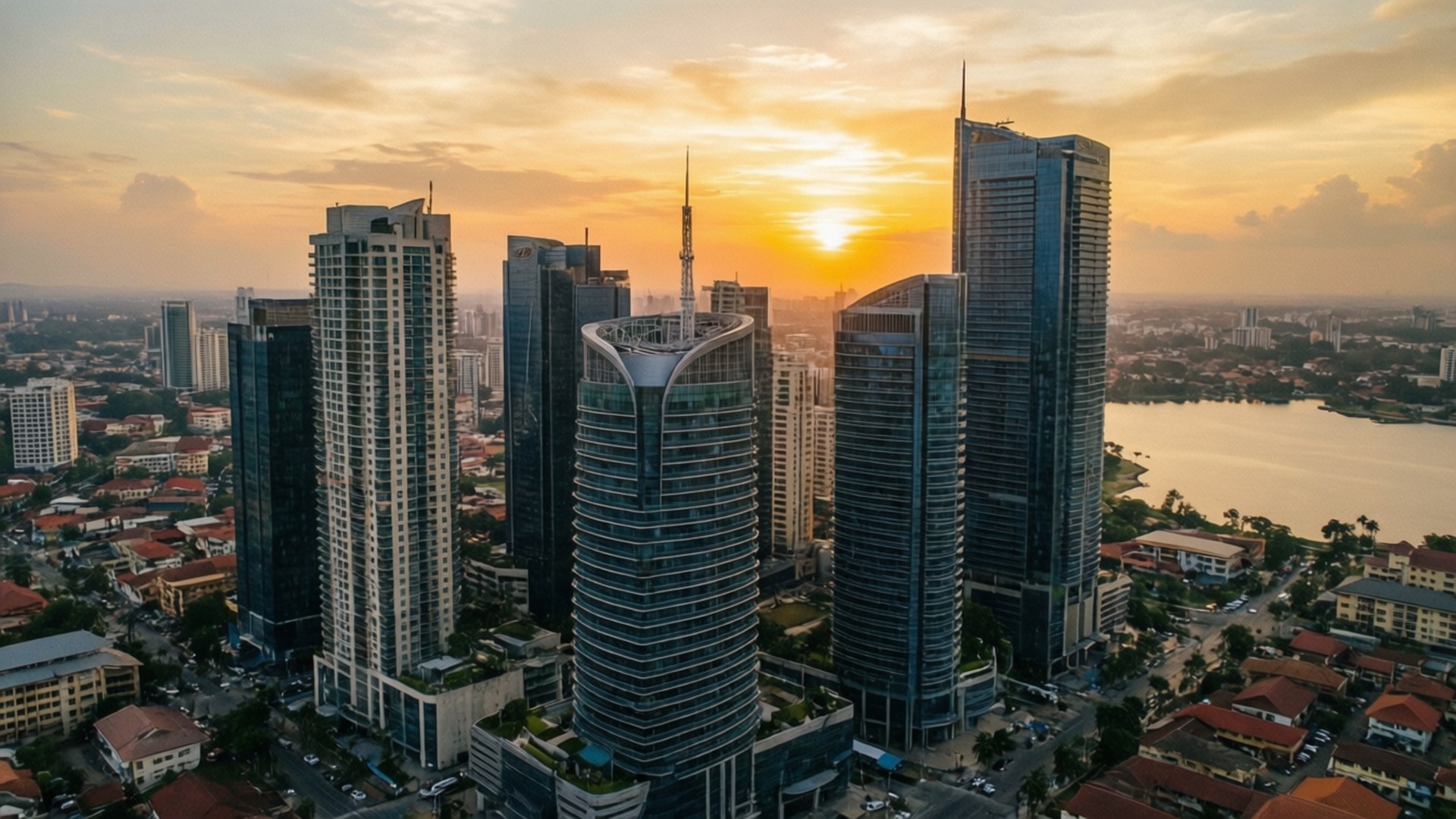 金色夕陽下現代摩天大樓和河流的空中景觀