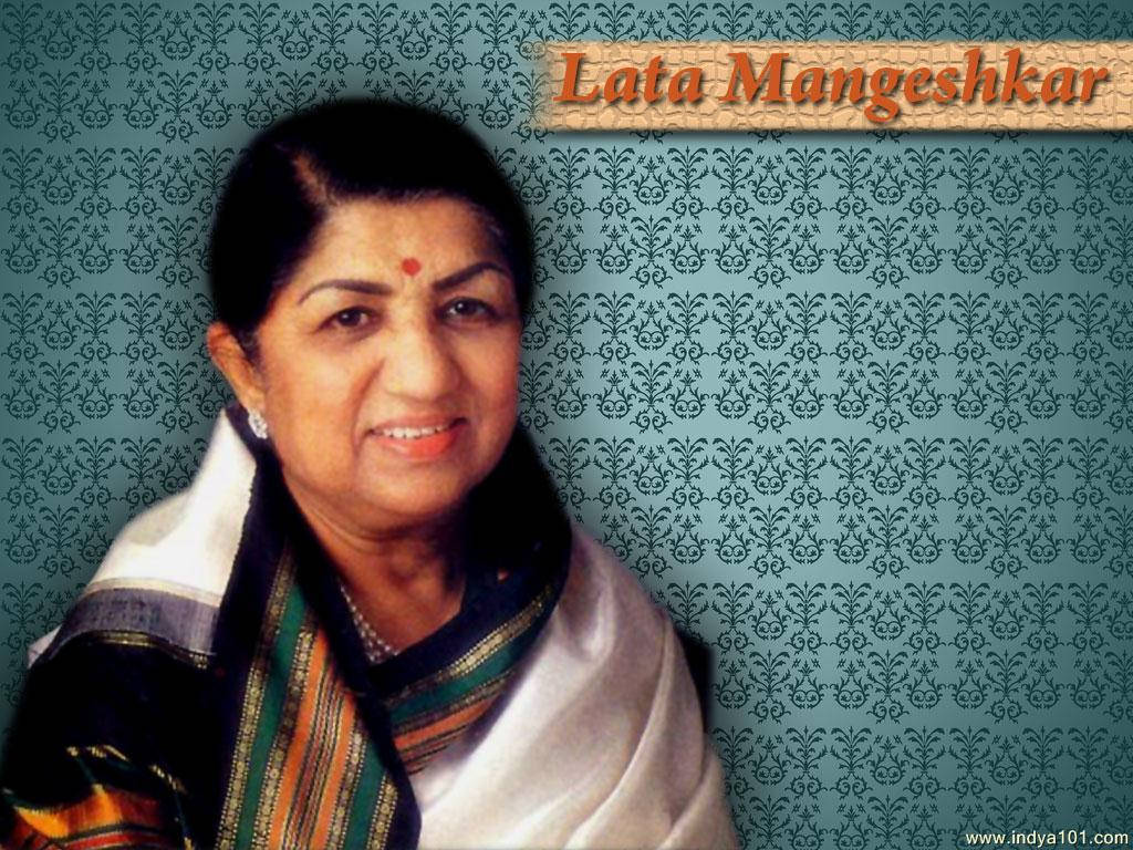 拉塔·曼格什卡 - 美學藍色背景 壁紙 — Lata Mangeshkar 喺青綠色圖案牆紙背景前溫暖微笑嘅肖像。