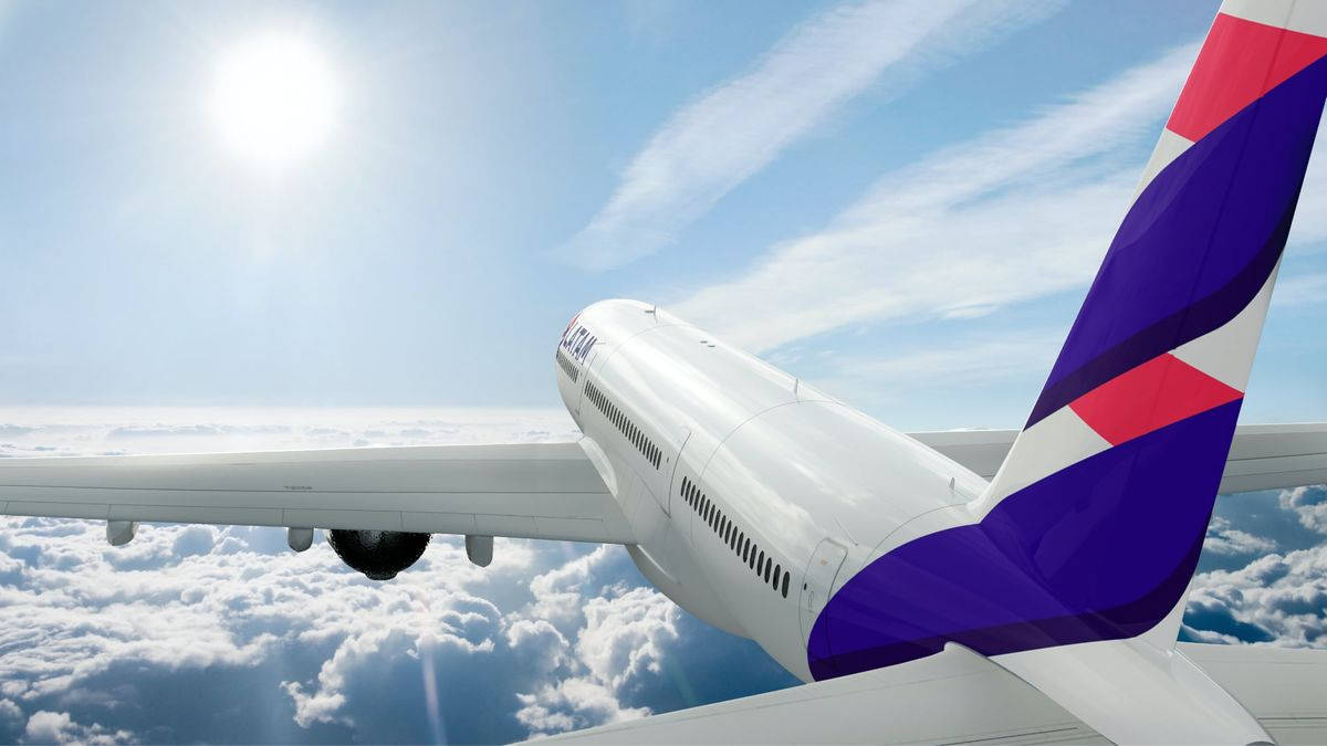 一架商用飛機在雲層上方高空飛行，陽光燦爛。