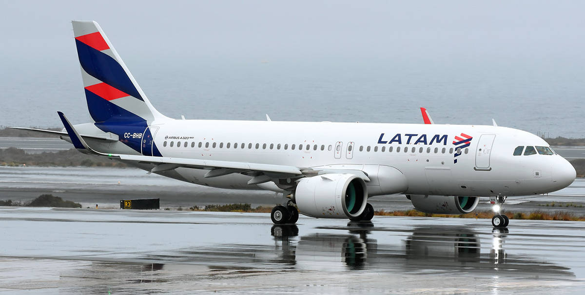 LATAM飛機在濕滑跑道上反射