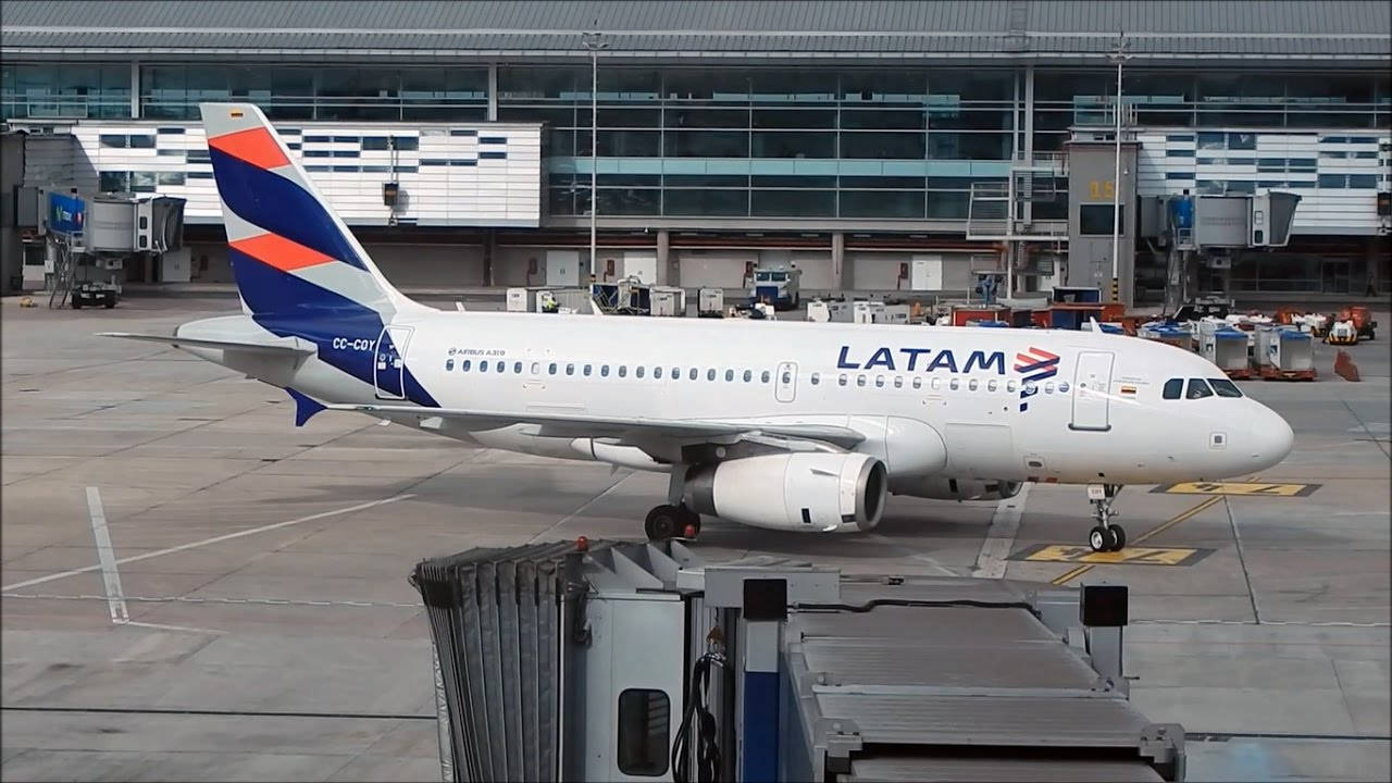 LATAM飛機停泊在機場閘口，連接了登機橋。