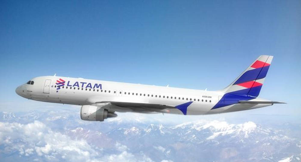 LATAM飛機飛越積雪山脈，藍天白雲