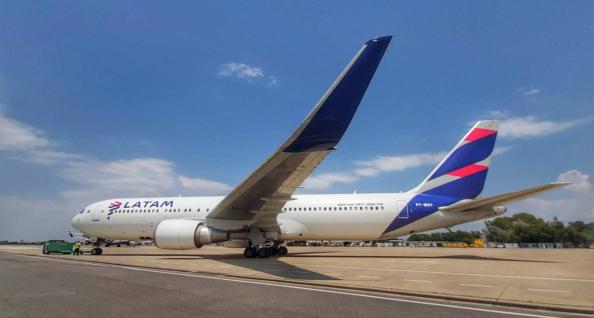 LATAM 波音787 夢想客機 機場停機坪 陽光