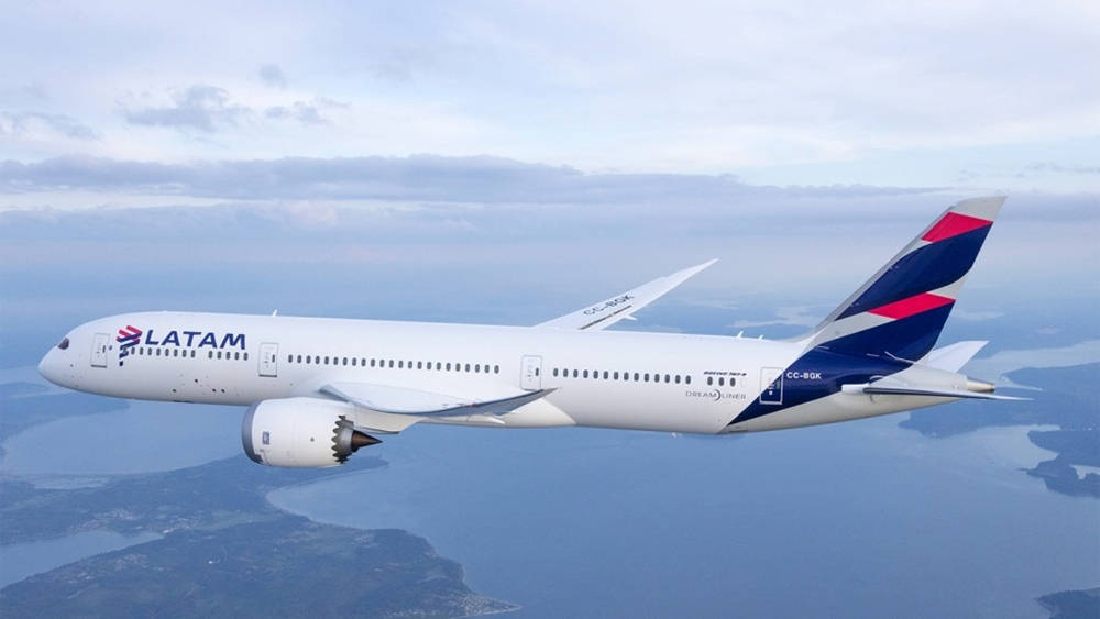 LATAM飛機飛越海洋和陸地