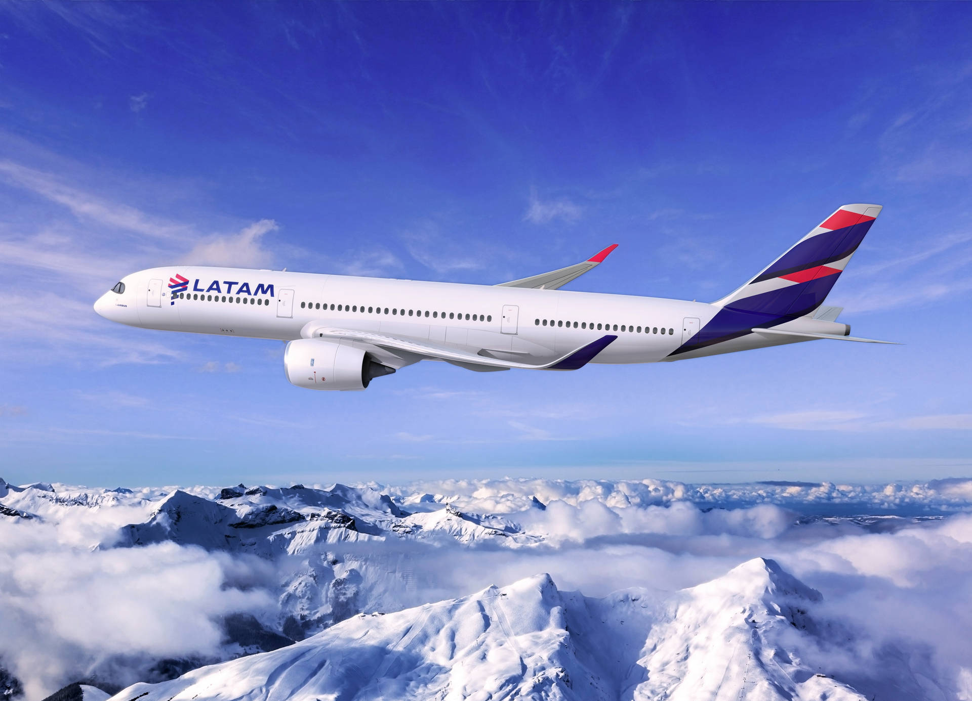 LATAM飛機飛越積雪山脈和雲層。