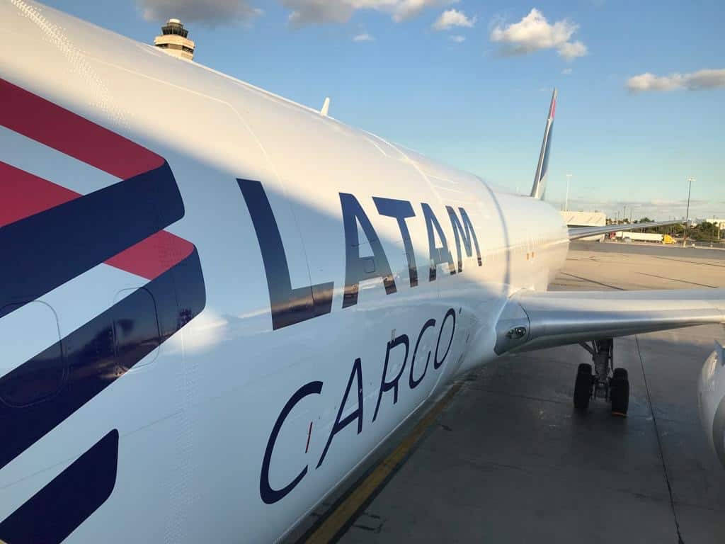 LATAM Cargo飛機在金色日落時分停泊在機場停機坪上。