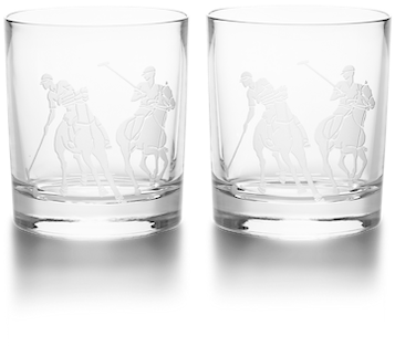 拉夫勞倫高爾夫球員圖案玻璃杯 壁紙 — 兩個清晰蝕刻的威士忌杯上帶有磨砂效果的馬球運動員騎馬動態圖案。