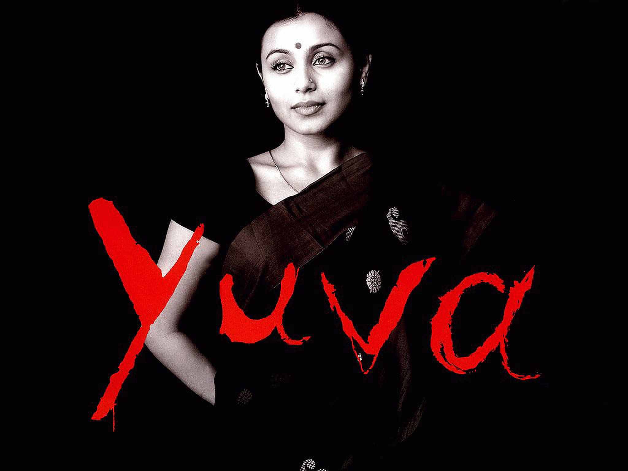拉妮·穆克吉《Yuva》電影海報 壁紙 — 一名身穿深色紗麗的女性在黑色背景前向前凝視，帶有粗體紅色「Yuva」文字疊加。