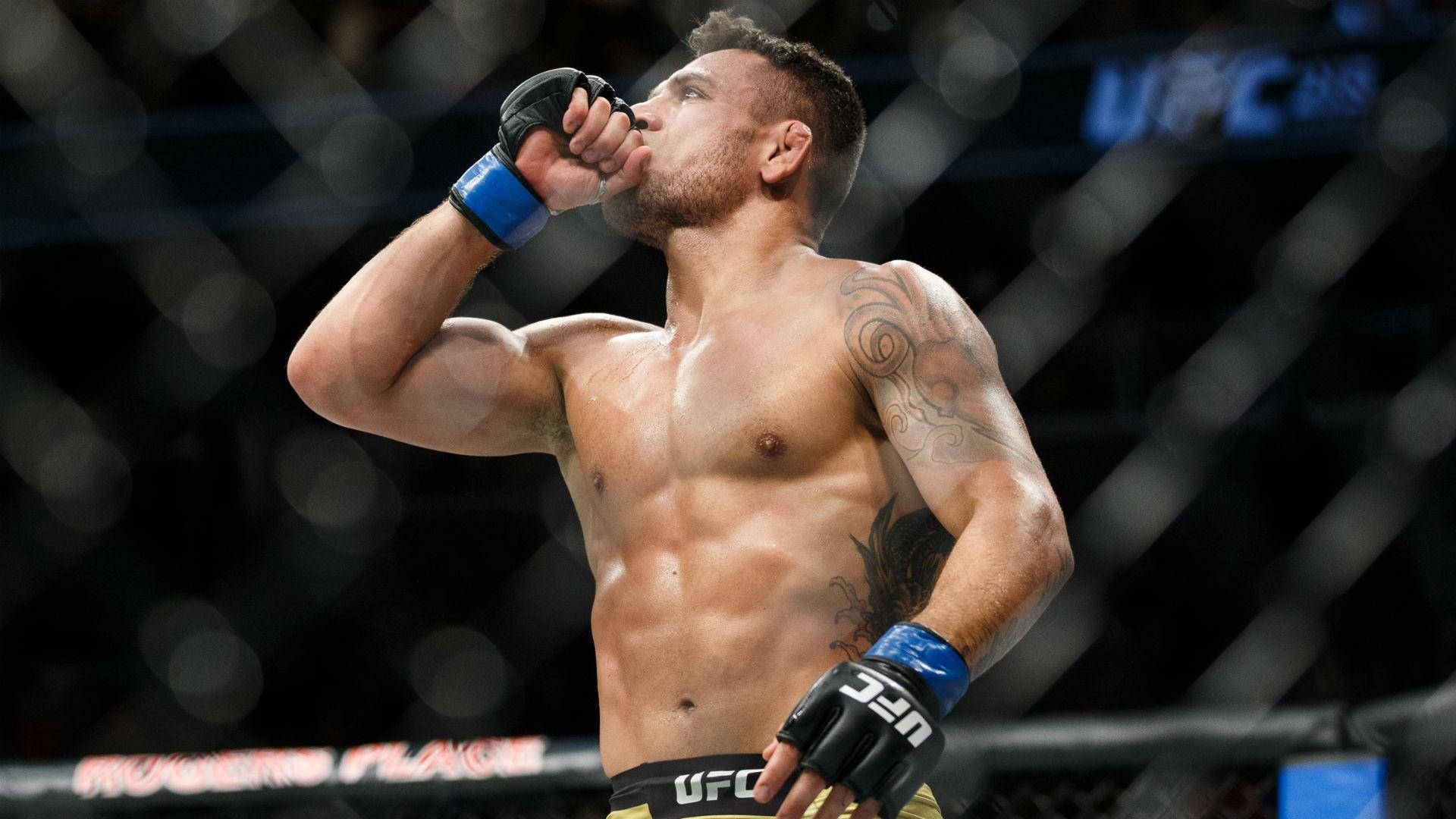 UFC拳手在比賽後於八角籠內飲水。