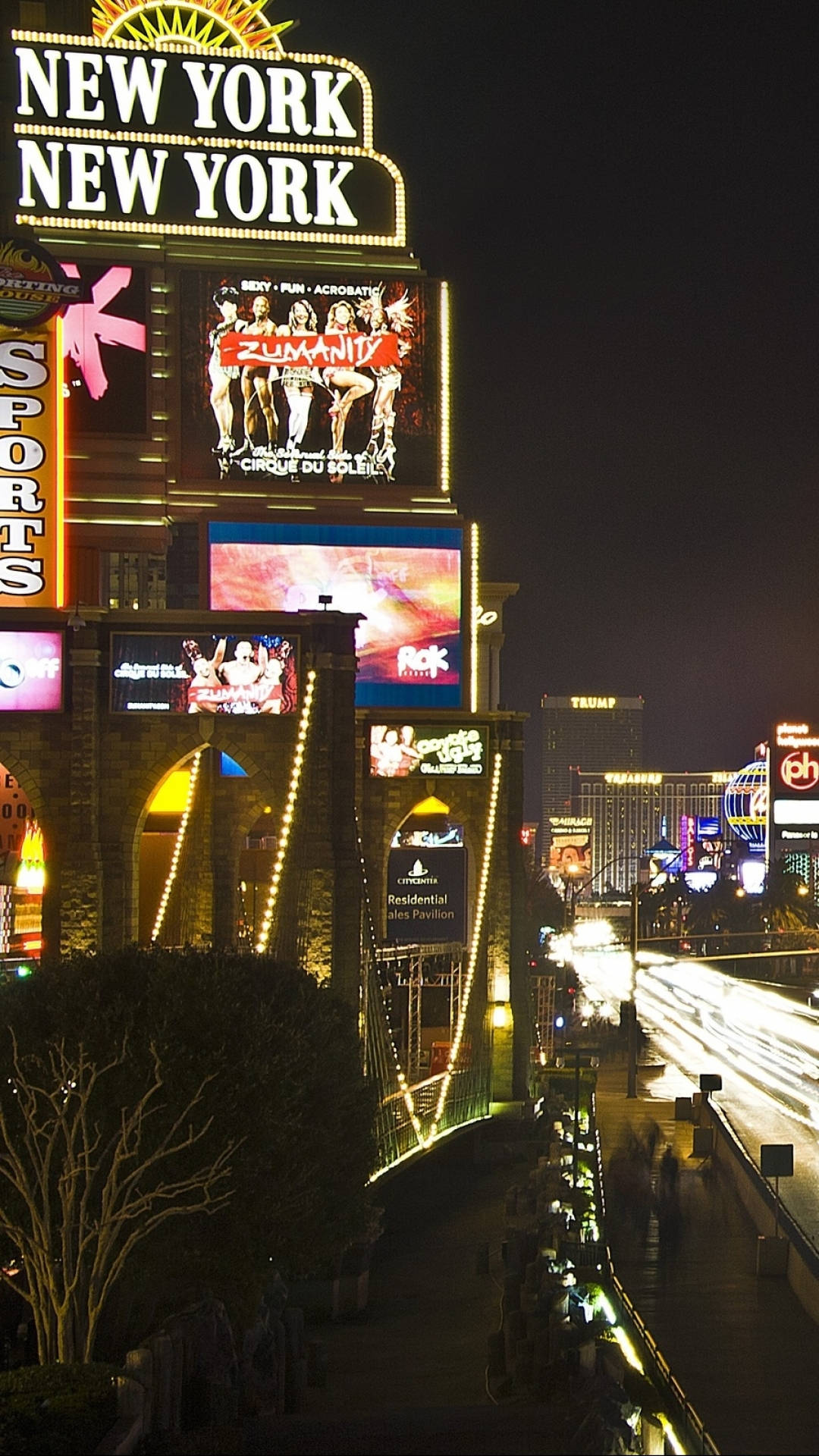 紐約紐約酒店的夜景，帶有發光的招牌和模糊的交通燈光。