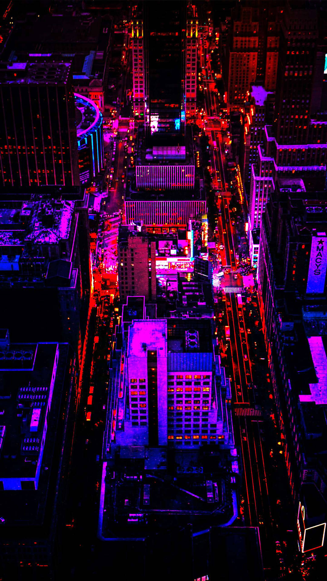 夜晚發光的霓虹城市鳥瞰圖，帶有紫色和紅色燈光。