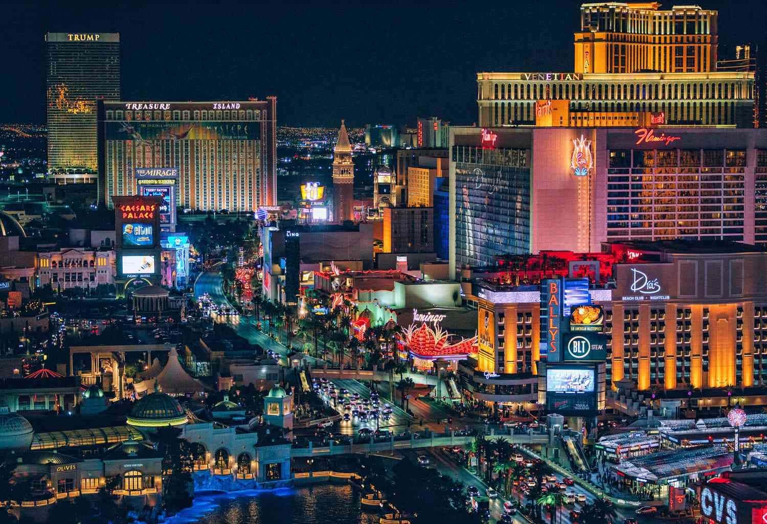 拉斯維加斯大道充滿活力的夜景，酒店燈火輝煌，街道繁忙。