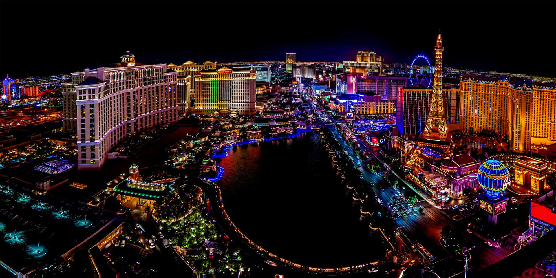 夜晚的拉斯維加斯大道，發光的酒店和中央水景。