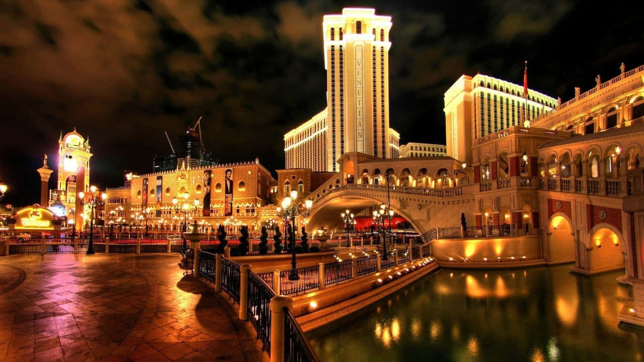拉斯維加斯威尼斯人酒店夜景，運河與閃爍燈光