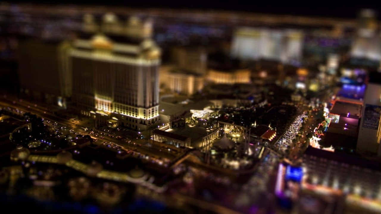 夜晚的微型城市，帶有發光的燈光和模糊的建築。