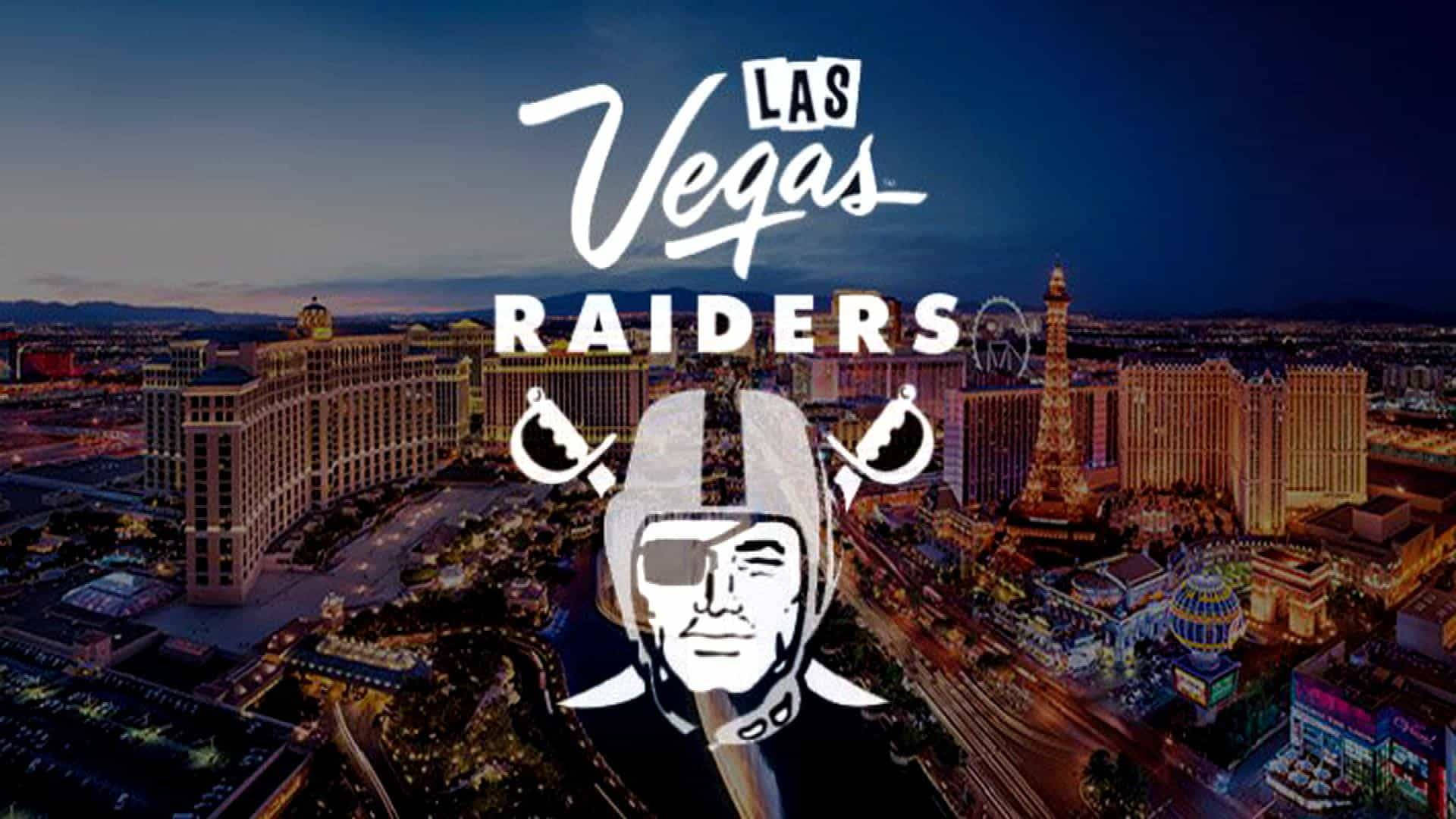 黃昏時分的拉斯維加斯城市景觀，疊加 Raiders 標誌。