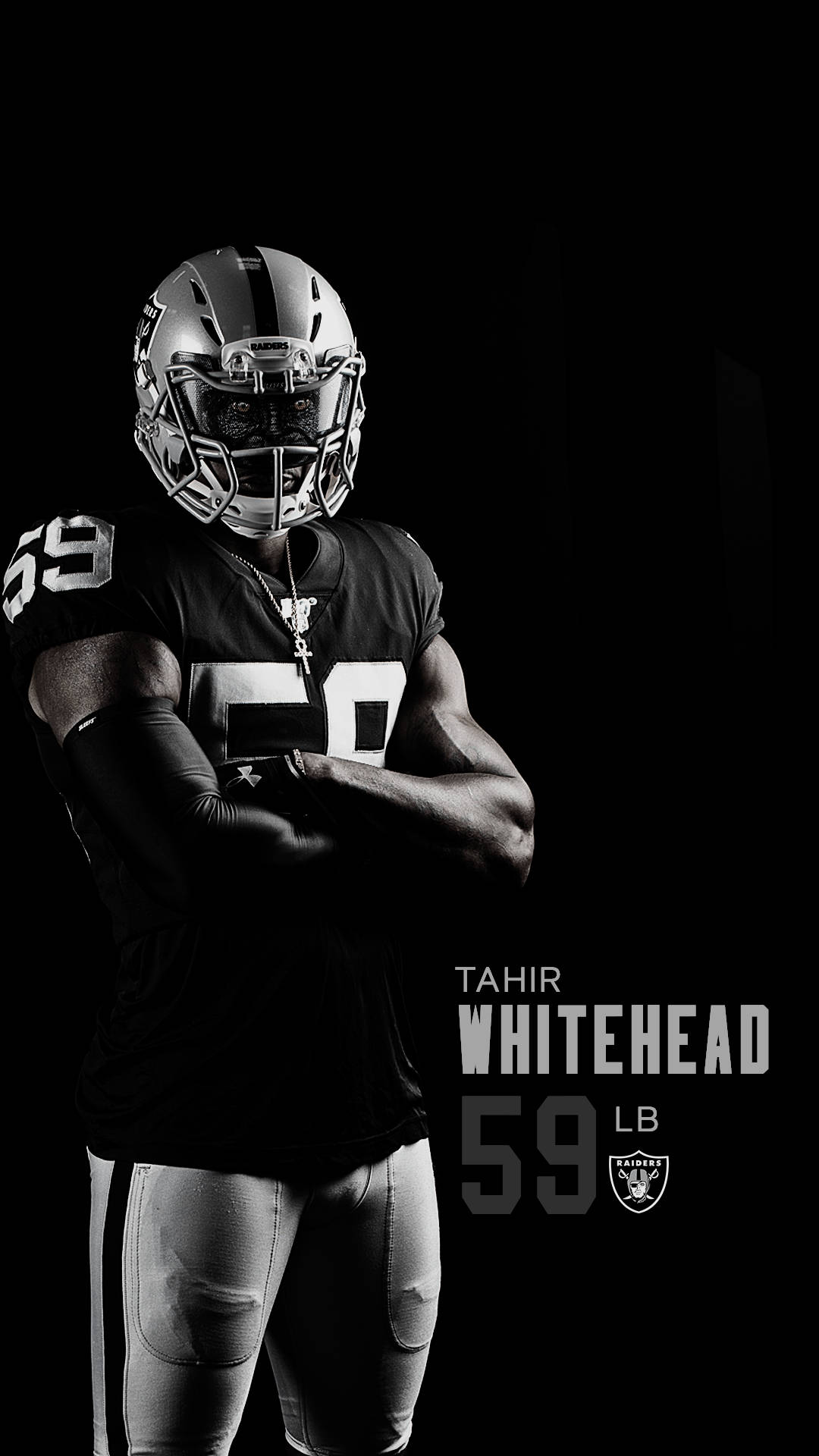 美式足球員Tahir Whitehead身穿Raiders球衣、雙臂交叉的黑白攝影棚照片。