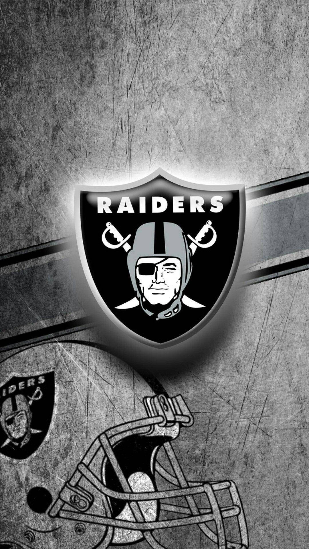 Raiders美式足球標誌和頭盔在刮花的金屬背景上。