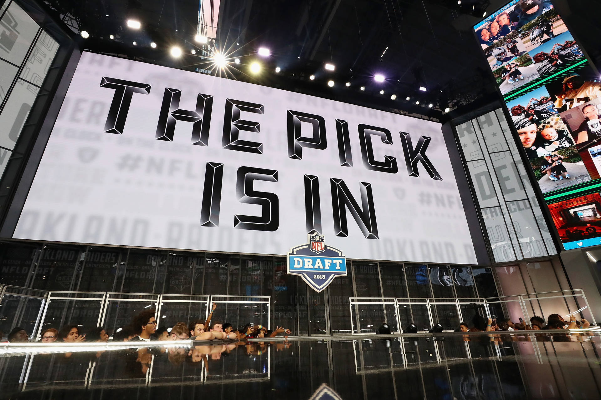 NFL選秀舞台，帶有「The Pick Is In」屏幕和歡呼的粉絲。