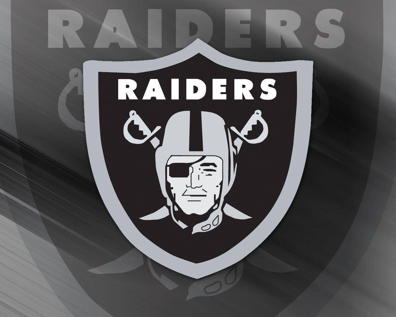 拉斯維加斯突襲者隊 NFL 球隊標誌 壁紙 — 大膽的黑銀色 Raiders 標誌，帶有頭盔戰士面孔和交叉劍，置於動態灰色背景上。