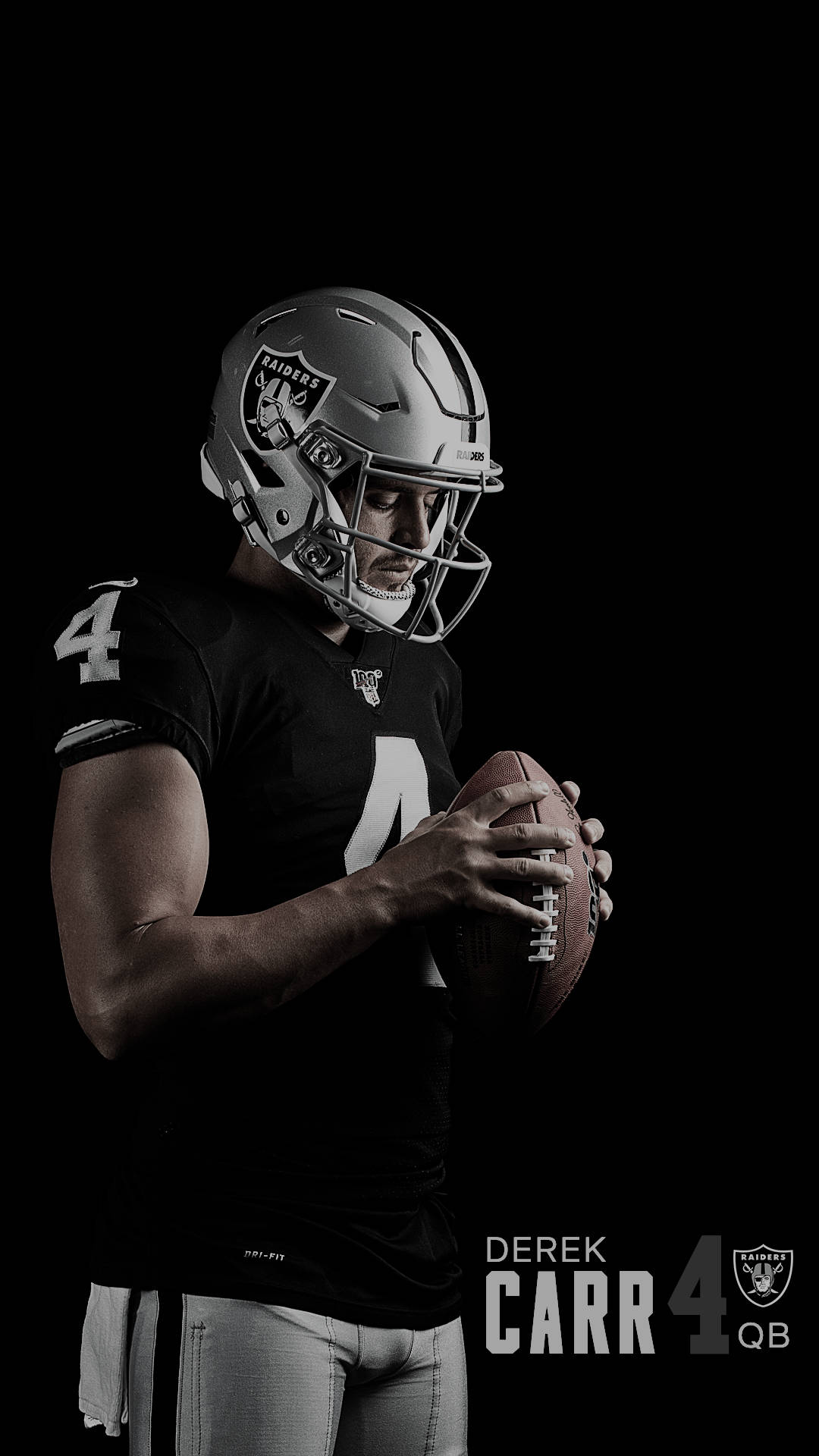 美式足球運動員Derek Carr穿著Raiders裝備在黑色背景下持球。