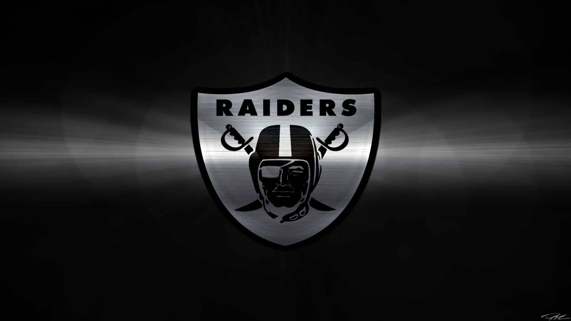 深色背景上帶有光線的 Raiders 標誌