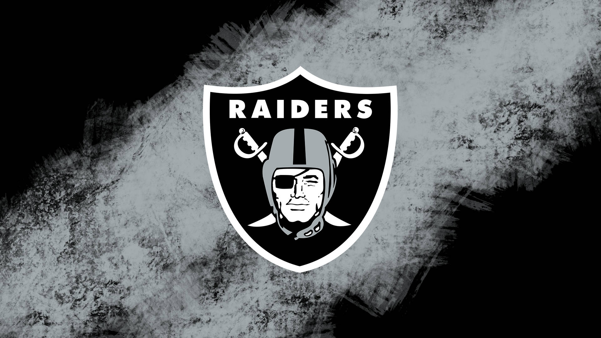 拉斯維加斯突襲者隊比賽的刺激動作場景 壁紙 — 一個大膽的黑白 Raiders 標誌，居中放置在帶有紋理的 grunge 背景上，並帶有灰色油漆飛濺效果。