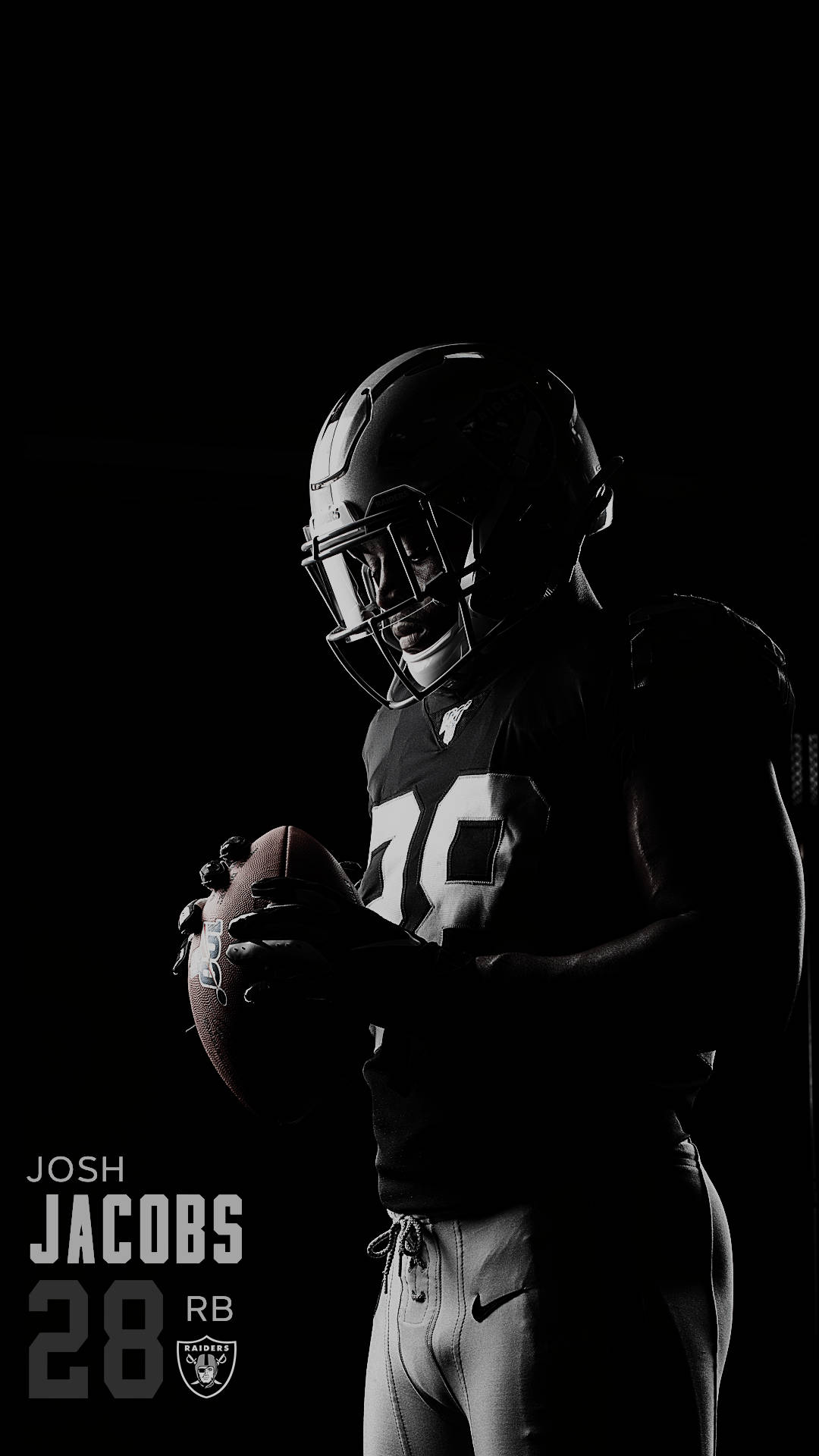 美式足球運動員 Josh Jacobs 在黑色背景下以剪影方式手持球。