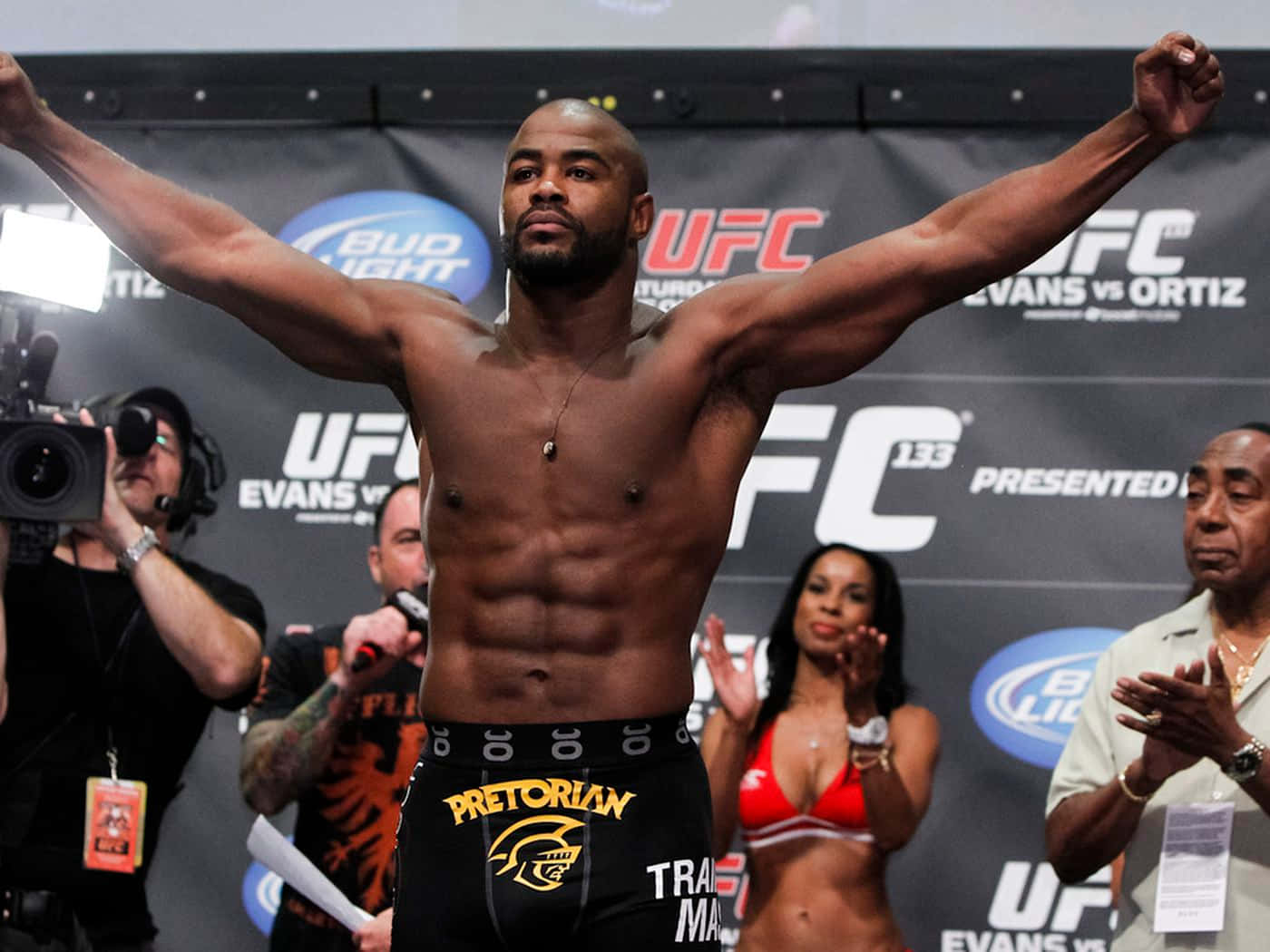 UFC拳手在稱重時高舉雙臂慶祝勝利。